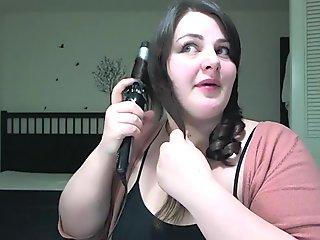 Cadenza (c4d3nz4) Curling her hair
